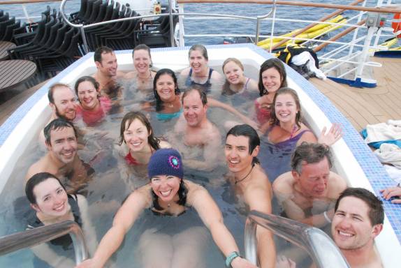 Prêmio merecido! Todos os valentes participantes do polar plunge dividem o espaço das águas aquecidas da piscina do Sea Spirit, em Brown Bluff, na Antártida